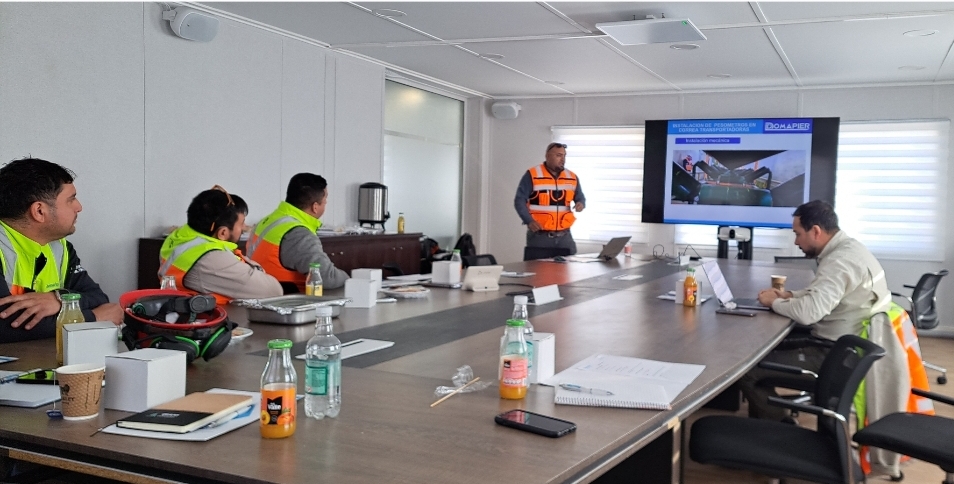 Técnico de Domapier realizando capacitacion o en un sistema de pesaje