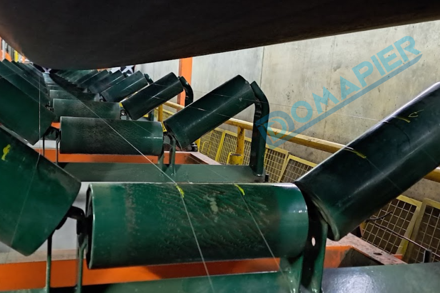 Alineación de polines de pesómetro mediante cuerdas de piano en correa transportadora