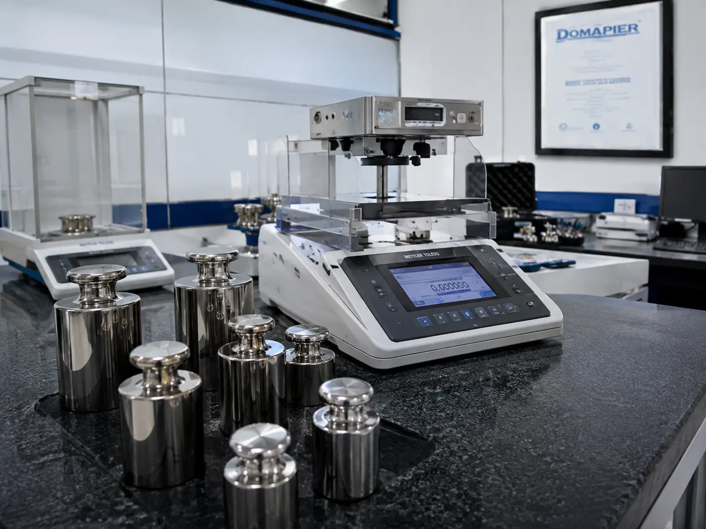 Equipamiento y masas patrón en el laboratorio de calibración de Domapier